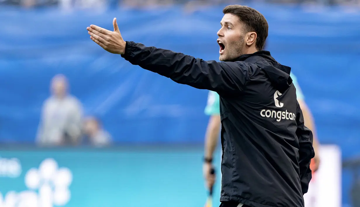 Pelatih asal Jerman berusia 31 tahun, Fabian Huerzeler didatangkan Brighton and Hove Albion dari St Pauli untuk mengarungi Premier League musim 2024/2025 menggantikan Roberto De Zerbi. St Pauli sendiri sebenarnya mampu dibawanya promosi ke Bundesliga musim 2024/2025, namun ia lebih memilih menerima tawaran membesut Brighton and Hove Albion di Premier League. (AFP/Axel Heimken)