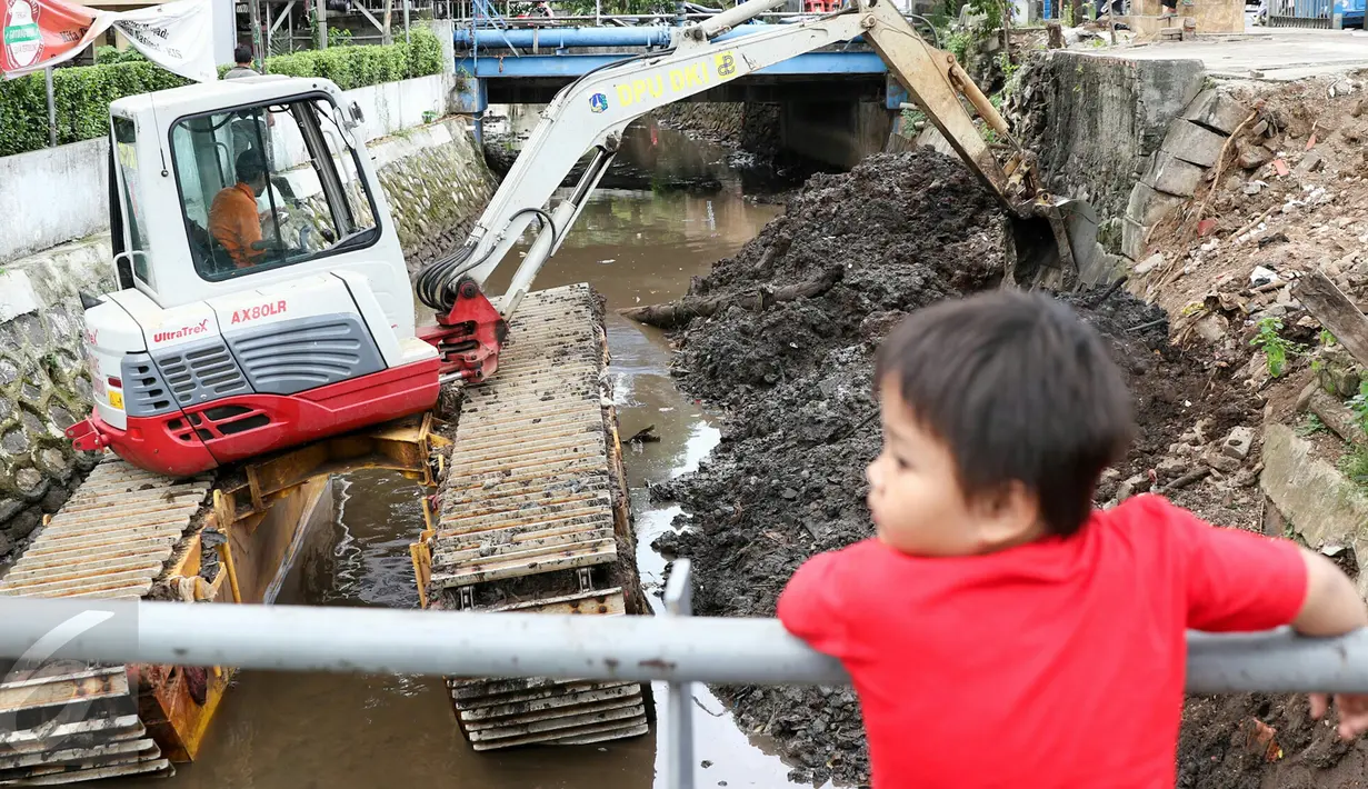 Alat berat pengeruk digunakan mengangkut lumpur dari kali Baru Barat di jalan Dr Saharjo, Menteng Atas, Jakarta, Selasa (23/2). Pengerukan dilakukan Suku Dinas Tata Air Jakarta Selatan. (Liputan6.com/Yoppy Renato)