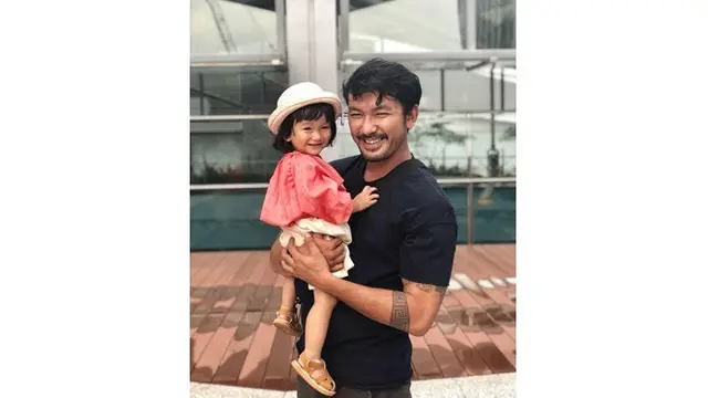 6 Momen Rio Dewanto Asuh Putrinya, Akui Ingin Punya Banyak Anak