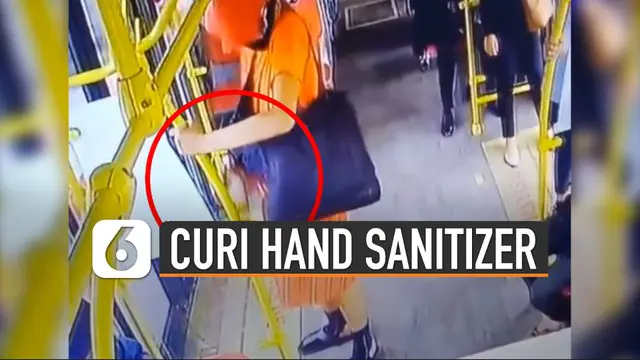 Rekaman CCTV di bus Transjakarta memperlihatkan seseorang mencuri hand sanitizer.