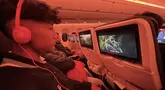 Pemain Korea-Korea Selecao (KKS) sedang dalam penerbangan menuju Portugal untuk melakukan pelatihan dan pertandingan di Lisbon. (Bola.com/Bagaskara Lazuardi)
