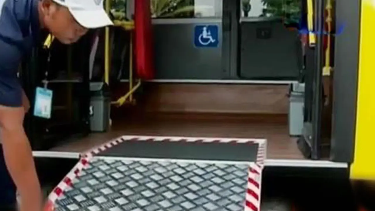 VIDEO: Bus Transjakarta Ramah Disabilitas Ditambah