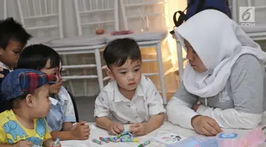 Anak Pasangan Raffi Ahmad dan Nagita Slavina, Rafathar saat menggambar di kawasan Tebet, Minggu (27/08). Anak-anak ini asyik bermain saat menghadiri acara potong rambut anak kedua Ayu Dewi. (Liputan6.com/Herman Zakharia)