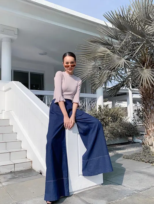 Meski selalu tampil glamour dengan gaun mewah. Bella pun tetap tampil menawan saat pakai busana kasual. Apalagi saat ia tampil tanpa makeup pun curi perhatian netizen yang membanjiri kolom komentarnya. (Liputan6.com/IG/@bellaapriliasant)