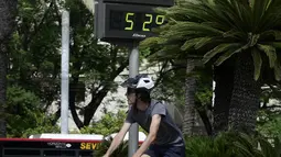 Temperatur melonjak di seluruh Spanyol pada 10 Juli dengan merkuri mencapai 44 derajat Celcius (111 Fahrenheit) di selatan saat negara menghadapi gelombang panas kedua dalam dua minggu. (AFP/Cristina Quicler)