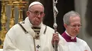 Paus Fransiskus saat memimpin misa Natal di Basilika Santo Petrus, Vatikan, (24/12). Dalam misa tersebut, Paus mengungkapkan kelahiran Yesus di sebuah kandang seharusnya membuat masyarakat mampu merenungkan makna hidup. (AFP Photo/Tiziana Fabi)