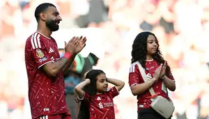 Dalam momen perpisahannya dengan Liverpool, Salah tak mampu membendung air matanya setelah perjalanannya bersama The Reds berakhir saat itu. (AFP/Paul Ellis)