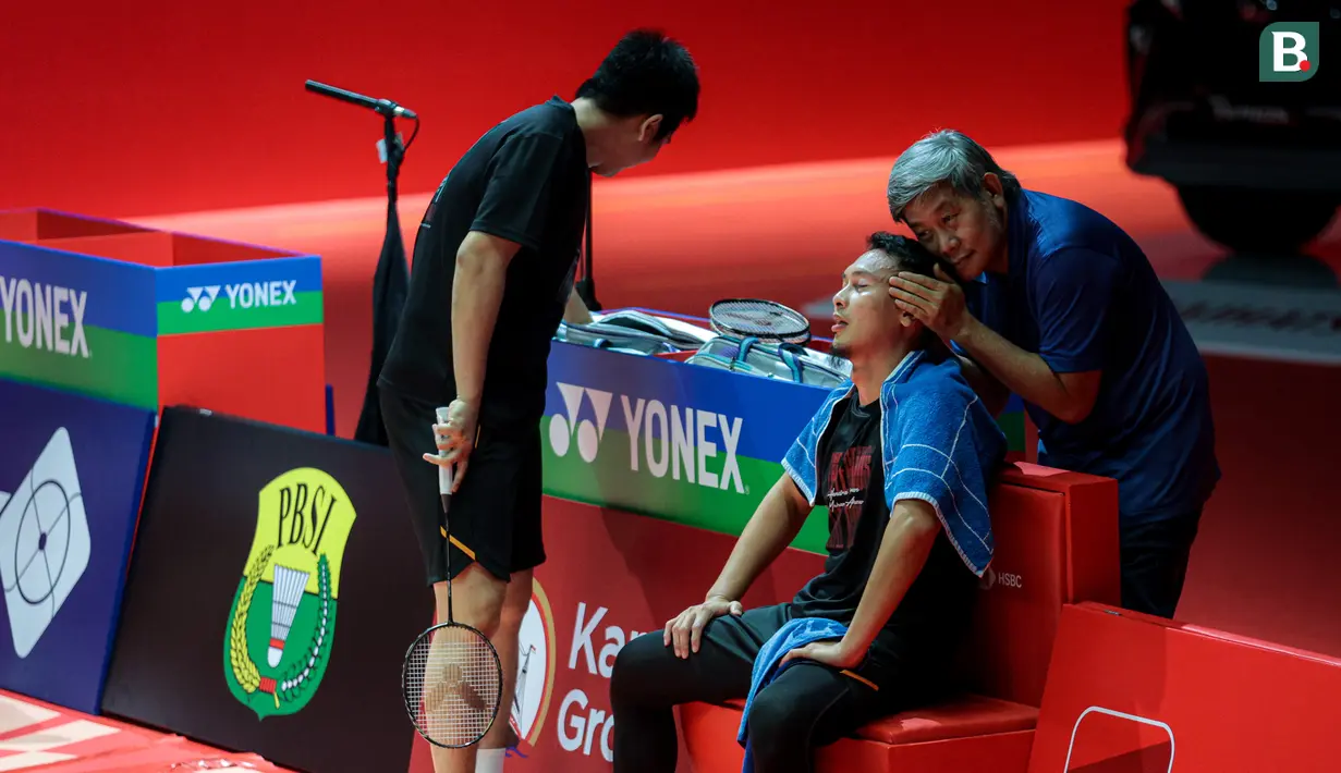 <p>Pebulu tangkis ganda putra Indonesia, Mohammad Ahsan mendapatkan pijatan Herry Iman Pierngadi saal laga ekshibisi melawan pasangan Seo Seung-jae dan Kevin Sanjaya dalam acara 'Moment of Honor The Daddies' sebelum laga final Indonesia Masters 2025 di Istora Senayan, Jakarta, Minggu (26/01/2025). (Bola.com/Bagaskara Lazuardi)</p>