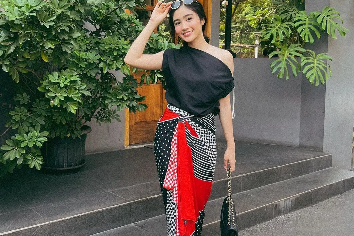 6 Gaya Febby Rastanty Berkain dan Berkebaya, Stylish untuk Sehari-hari