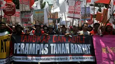 Memperingati Hari Tani Nasional, para petani menggelar unjuk rasa di Jakarta, (24/9/14). (Liputan6.com/Johan Tallo)