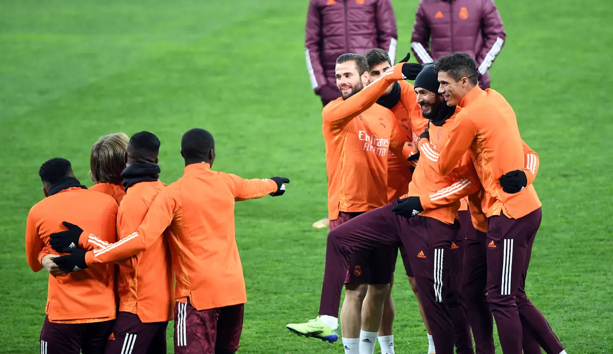 Para pemain Real Madrid mengikuti sesi latihan menjelang laga Liga Champions vs Shakhtar Donetsk di stadion Olympiyskiy di Kiev, Senin (30/11/2020). Real Madrid akan bermain tandang melawan Shakhtar Donetsk pada Selasa malam 1 Desember 2020 waktu setempat. (Sergei SUPINSKY/AFP)