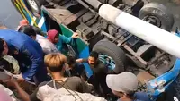 Mobil Elf Rombongan Besan Terperosok ke Kali Cikumpa Depok