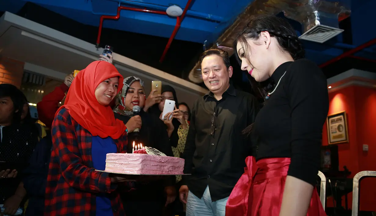 Tak lupa juga fans ‘Sobat Shae’ memberikan kue atas peluncuran album pelantun lagu ’Sayang’ ini,dengan bangga Shae tidak berhenti mengucapkan terimakasih. (Deki Prayoga/Bintang.com)
