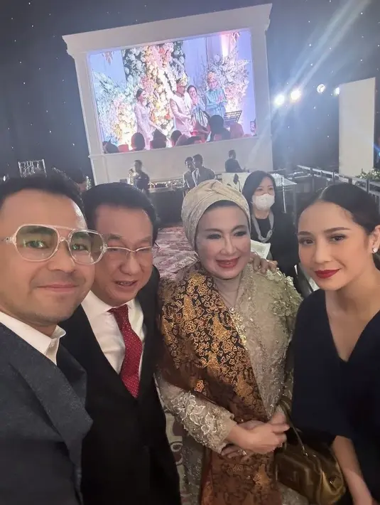 Anwar Fuadi hadir dengan sang istri, ia mengenakan setelan jas dengan dasi merah. Sedangkan sang istri mengenakan kebaya brokat. [@raffinagita1717]