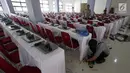Teknisi menginstal laptop untuk tes calon pegawai negeri sipil (CPNS) di GOR Kelapa Gading, Jakarta Utara, Jumat (26/10). Tempat ini akan menjadi lokasi tes CPNS yang akan dilangsungkan pada Sabtu, 26 Oktober 2018. (Liputan6.com/JohanTallo)