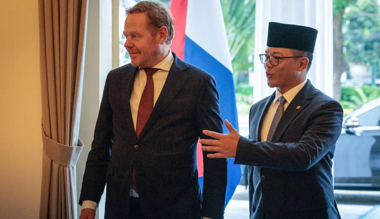 Menteri Luar Negeri Indonesia Sugiono (kanan) saat menyambut kedatangan Menteri Luar Negeri Belanda David van Weel di kantor Kementerian Luar Negeri Indonesia, Jakarta, pada Kamis 9 Oktober 2025. (Yasuyoshi CHIBA/AFP)