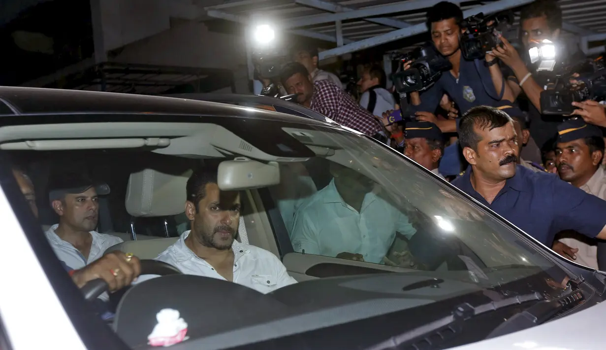 Aktor tampan Salman Khan duduk di dalam mobil saat meninggalkan pengadilan di Mumbai, India, Rabu (6/5/2015). Salman Khan dijatuhi hukuman penjara selama lima tahun setelah terbukti bersalah dalam kasus tabrak lari pada 2002. ( REUTERS/Stringer)