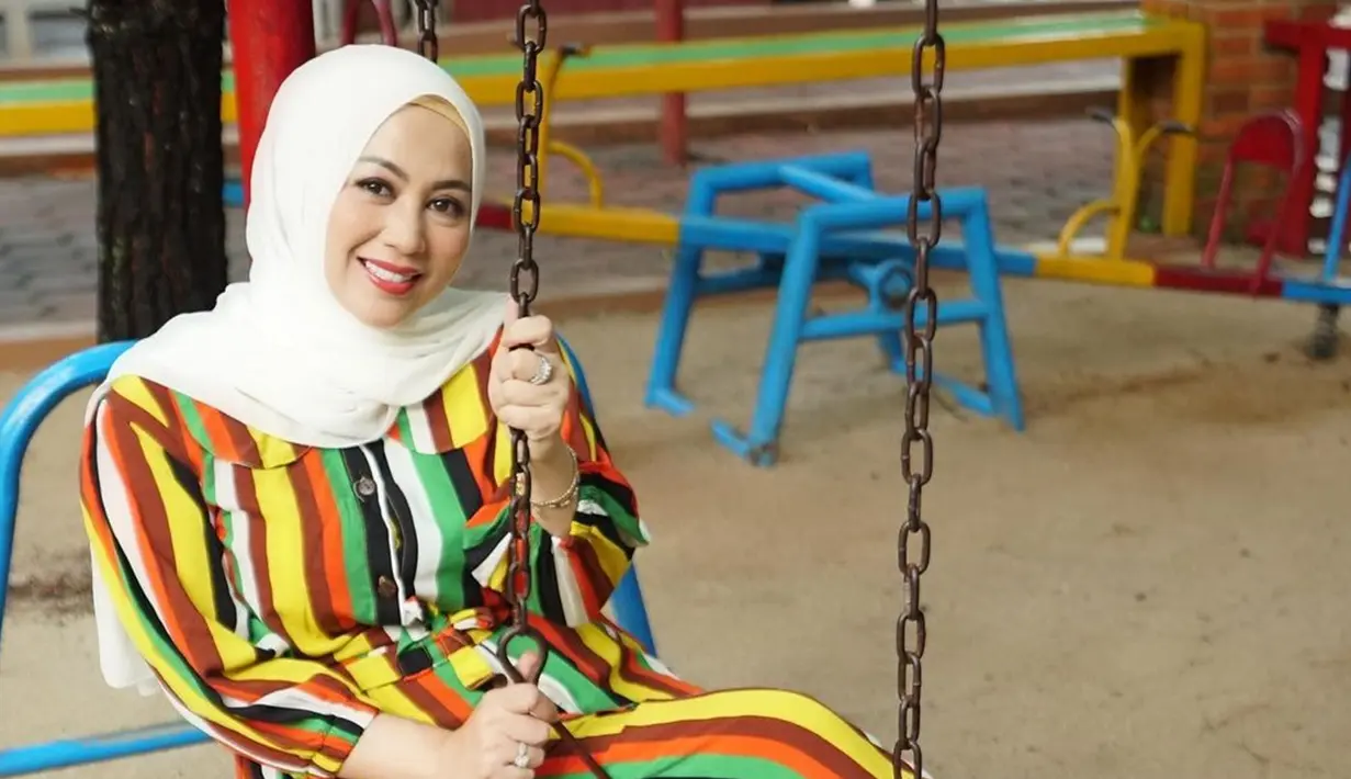 Padu padan outfit yang dikenakan oleh Shanty Denny tak pernah gagal. Selain gaya berpakaiannya, gaya hijab Shanty mulai dari pashmina hingga jilbab segi empat semakin pancarkan pesonanya. Pandai kreasikan hijab, tak sedikit pengikutnya di Instagram yang sering meniru gaya hijab istri Denny Cagur ini. (Liputan6.com/IG/@shantydenny)