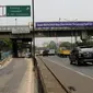 Sebuah spanduk sosialisasi kenaikan tarif tol terpasang di JalanTol Lingkar Luar Jakarta, Kamis (29/10/2015). Akhir Oktober 2015, sejumlah ruas jalan tol akan mengalami kenaikan sebesar 10 hingga 11 persen. (Liputan6.com/Helmi Fithriansyah)