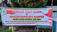 Spanduk dari Warga Muhammadiyah Kampar yang meminta Kapolres Kampar dicopot dari jabatannya. (Liputan6.com/M Syukur)