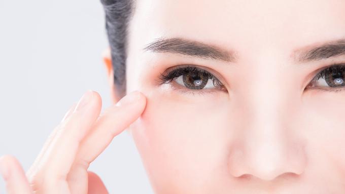 Salah Aplikasikan Skincare Bisa Jadi Penyebab Mata Sembab 