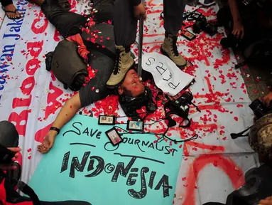 Sejumlah wartawan melakukan aksi teatrikal di Bundaran HI, Jakarta, Jumat (14/11/2014). (Liputan6.com/Johan Tallo)