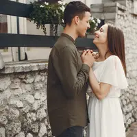 Ilustrasi pasangan cinta bahagia. | copyright freepik.com/prostooleh