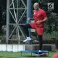 Pemain Persija, Ivan Carlos (kanan) berlatih terpisah di Lapangan Sutasoma, Halim Perdanakusuma, Jakarta, Selasa (20/3). Latihan ini persiapan menghadapi Bhayangkara FC di laga pembuka Liga 1 Indonesia 2018. (Liputan6.com/Helmi Fithriansyah)