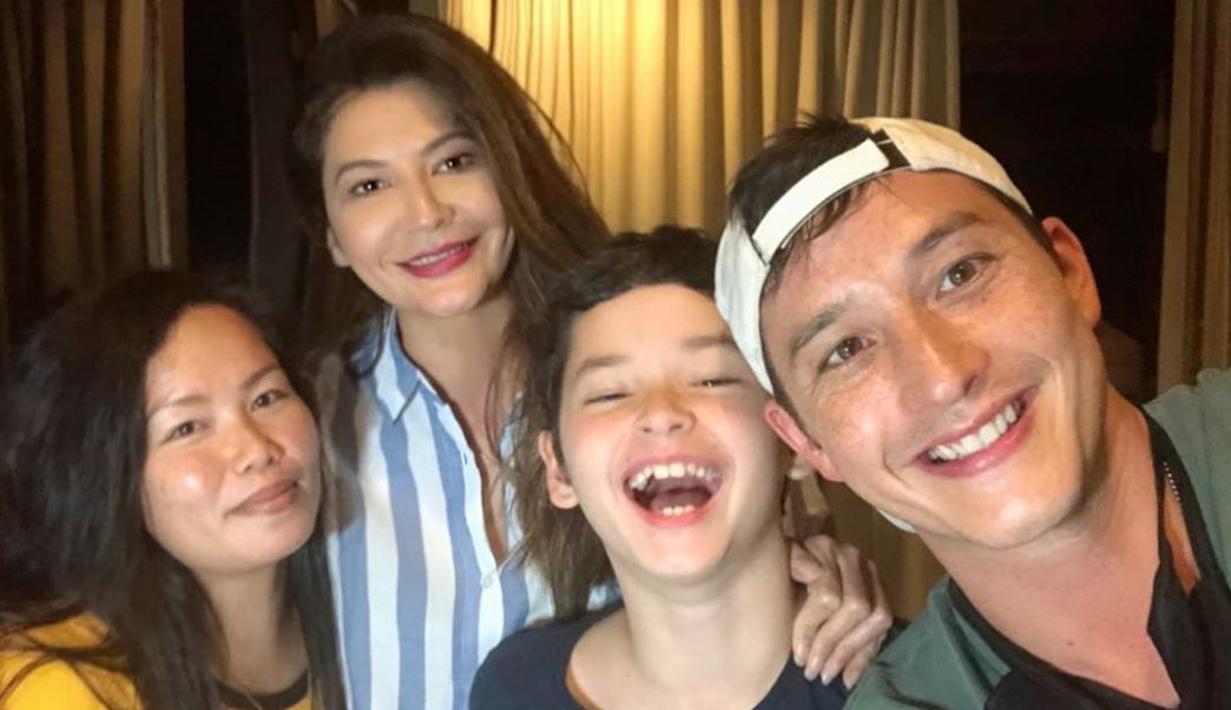 Tamara Bleszynski dan Mike Lewis, satu di antara mantan pasangan suami istri yang masih berhubungan baik, terutama untuk urusan anak. Tamara dan Mike masih sering bertemu demi buah hati tercinta, Kenzou Leon. (Instagram/tamarableszynskiofficial)