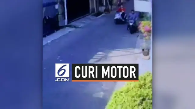 Sepasang kekasih melakukan aksi pencurian sepeda bermotor di daerah Kebon Jeruk. Aksinya terekam kamera CCTV.