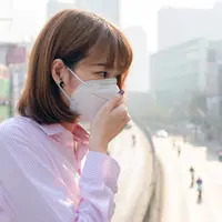 Masker untuk asap kebakaran hutan. ( Foto: Thannaree Deepul/ shutterstock)