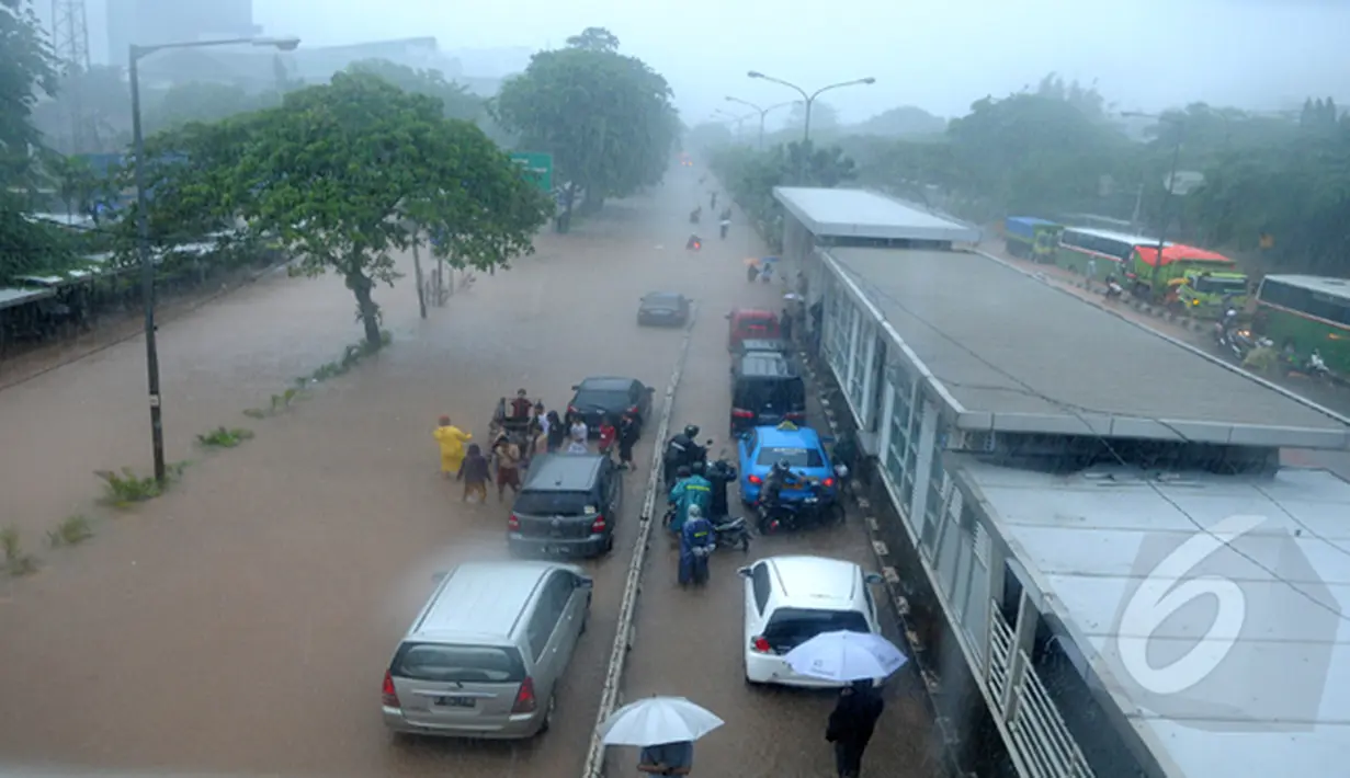 Tampak banjir dikawasan jalan Letjend Suprapto cempaka putih yang mencapai selutut orang dewasa, Jakarta, Senin (9/2/2015).   (Liputan6.com/Herman Zakharia)
