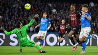 Pemain AC Milan, Rafael Leao mencetak gol pertama timnya ke gawang Napoli pada laga pekan ke-28 Liga Italia 2022/2023 yang berlangsung di Stadio Diego Armando Maradona, Senin (03/04/2023) dini hari WIB. AC Milan menang dengan skor 4-0. (AFP/Tiziana Fabi)