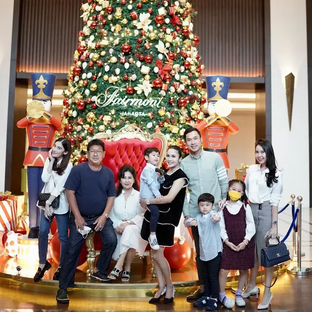 6 Potret Artis Rayakan Natal Bareng Keluarga Besar, Jadi Momen Kumpul