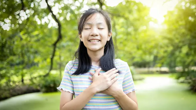 perempuan memegang hati