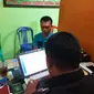 Azwar, warga Desa Tanjung Bugis, Kecamatan Sambas, Kabupaten Sambas, Kalbar, tersangka pembunuh istri sedang diinterogasi di kantor polisi. (Foto: Istimewa/Humas Polda Kalbar/Raden AMP)