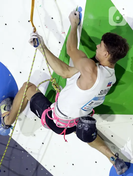 Atlet panjat tebing putra Slovenia, Luka Potocar saat berlaga di babak final kategori lead Kejuaraan Dunia Panjat Tebing 2022 seri Jakarta, Senin (26/9/2022). Luka Potocar menempati posisi ketujuh dengan poin 25+ di final lead putra Kejuaraan Dunia Panjat Tebing 2022 seri Jakarta. (Liputan6.com/Helmi Fithriansyah)