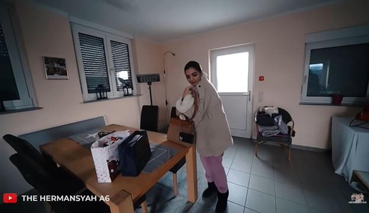 Gaya eksterior dan interior rumah Sarah Menzel ini memang terlihat layaknya rumah di luar negeri. Suasana rumah terlihat sangat cozy. Dari satu ruangan ke ruangan lain juga tak terlalu jauh lantaran punya desain yang minimalis hingga memudahkan aksesnya. (Liputan6.com/YouTube/The Hermansyah A6)