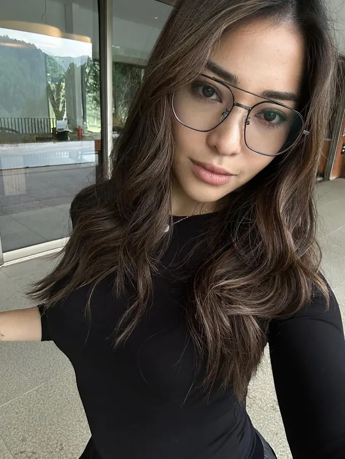 Nikita Willy pakai kacamata (Instagram/nikkitawillyofficial94)