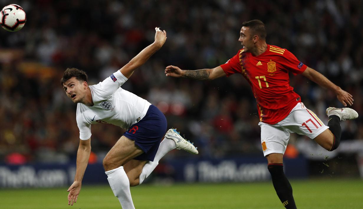 Striker Spanyol, Iago Aspas, berebut bola dengan bek Inggris, Harry Maguire, pada laga UEFA Nation League di Stadion Wembley, London, Sabtu (8/9/2018). Inggris kalah 1-2 dari Spanyol. (AFP/Adrian Dennis)