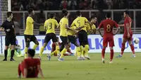 Para pemain Malaysia merayakan gol yang dicetak oleh Mohamadou Sumareh ke gawang Indonesia pada laga kualifikasi Piala Dunia 2022 di SUGBK, Jakarta, Kamis (5/9). Indonesia takluk 2-3 dari Malaysia. (Bola.com/M Iqbal Ichsan)