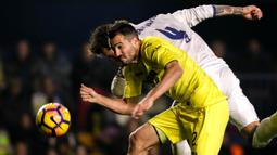 Bek Real Madrid, Sergio Ramos, duel udara dengan bek Villarreal, Mario Gaspar. Pada laga ini Real Madrid turun menggunakan formasi 4-3-3, sementara Villarreal memakai skema 4-2-3-1. (AFP/Biel Alino)