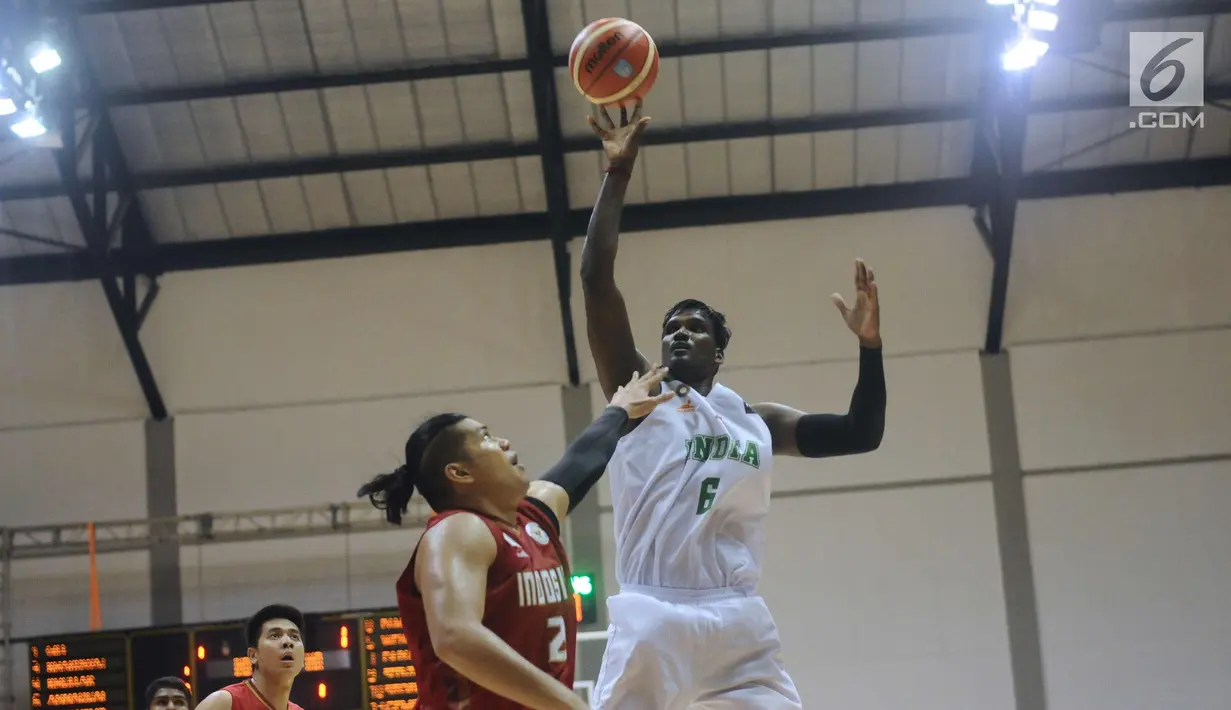 Pebasket putra Indonesia, Valentino Wuwungan (kiri) berebut bola dengan pemain India, Annaduai saat turnamen invitasi sekaligus tes event jelang Asian Games 2018 di Jakarta, Jumat (9/2). Indonesia kalah 66-55 dari India. (Liputan6.com/Helmi Fithriansyah)
