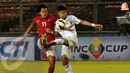 Pemain Indonesia U23 Rizky Ahmad Sanjaya Pellu berebut bola dengan pemain Laos, Ketsada Souksavanh (Liputan6.com/Helmi Fithriansyah)