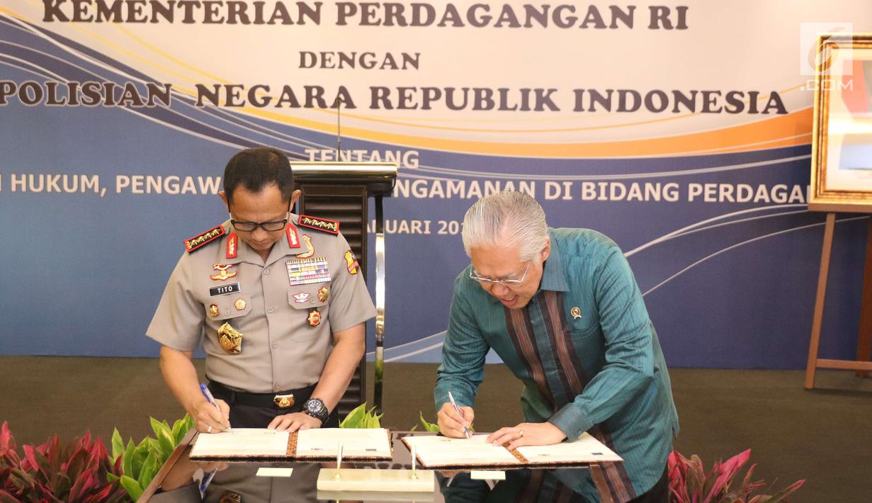 Menteri Perdagangan Enggartiasto Lukita (kanan) bersama Kapolri Tito Karnavian menandatangani kerja sama di Jakarta, Senin (8/1). (Liputan6.com/Angga Yuniar)
