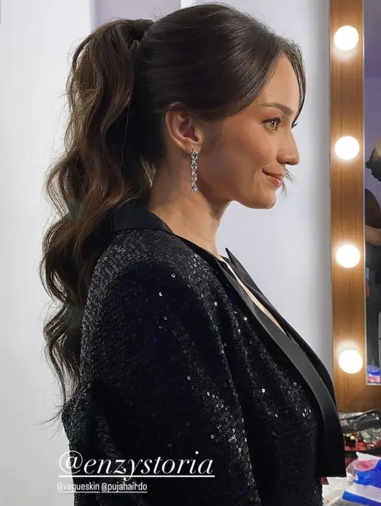 Rambut cokelat Enzy Storia ditata curly ponytail dengan poni panjang di bagian depan [@vagueskin]