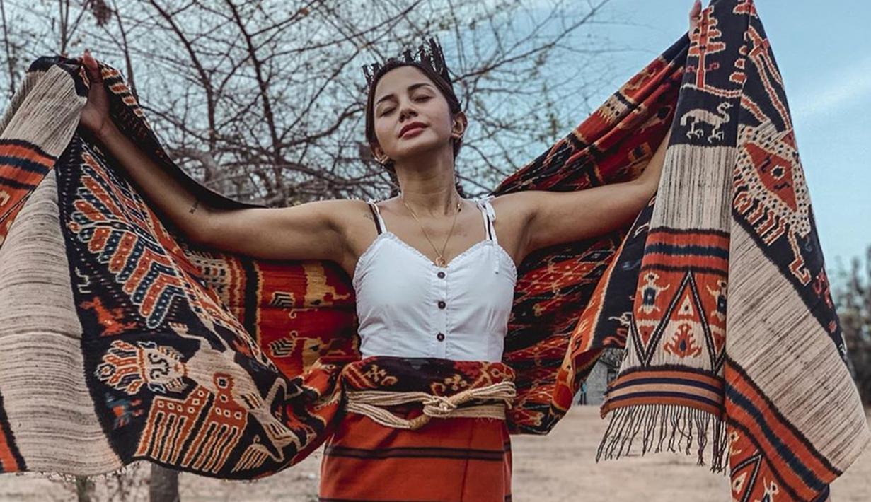 Lewat unggahan foto di Instagramnya, Kirana Larasati membagikan momen dirinya dan sahabat saat berada di tanah Sumba. Tak hanya menikmati pemandangan, Kirana juga mengaku jatuh cinta dengan kain etnik tersebut. (Liputan6.com/IG/@kiranalarasati)