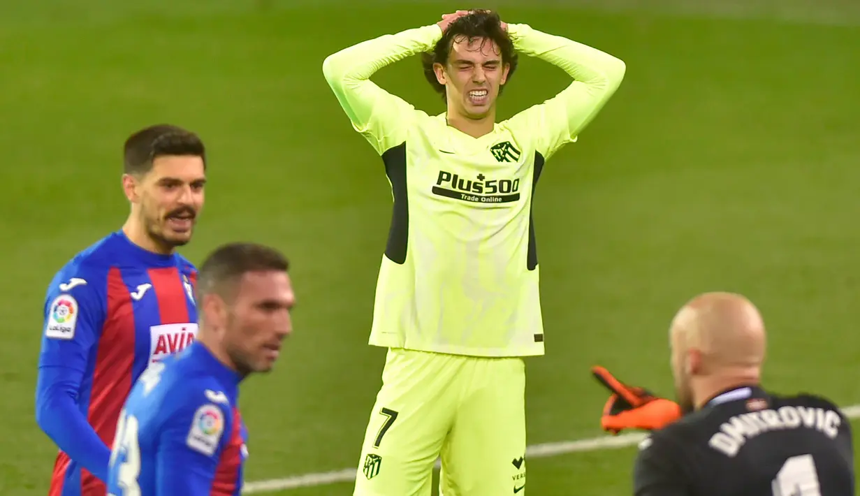 Ekspresi kecewa pemain Atletico Madrid, Joao Felix (tengah) usai gagal menjebol gawang Eibar pada laga pekan ke-19 La Liga di Estadio Municipal de Ipurua, Jumat (23/1/2021). Atletico Madrid meraih kemenangan 2-1 atas Eibar. (Foto: AFP/Ander Gillenea)