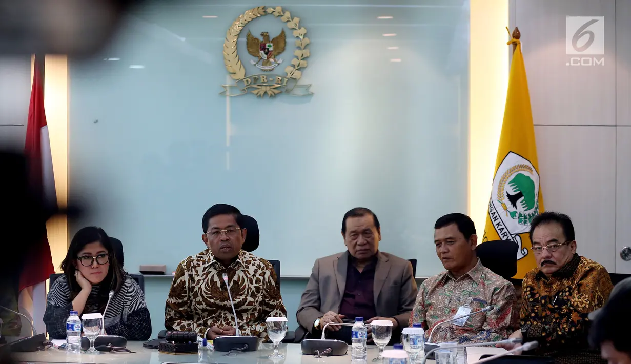 Pelaksana Tugas Ketua Umum Partai Golkar Idrus Marham (kedua kiri) di dampingi jajaran Fraksi Partai Golkar memberikan keterangan pers di Fraksi Partai Golkar DPR di Kompleks Parlemen, Senayan, Jakarta, Selasa (5/12). (Liputan6.com/JohanTallo)