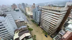 Foto yang diambil dan dirilis oleh Kantor Berita Pusat Taiwan (CNA) pada tanggal 25 Juli 2024 ini menunjukkan pemandangan umum jalan yang tergenang air yang disebabkan oleh hujan lebat yang dibawa oleh Topan Gaemi di Kaohsiung. (Foto oleh CNA/AFP)